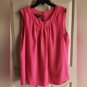Ladies top from Jones New York. Size 16. Sleeveless.